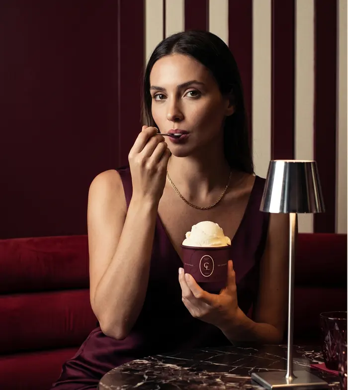 Cliente degustando um copo de gelato cremoso da Casa di Lucente