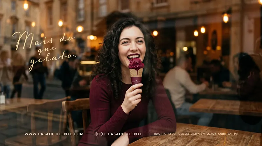 Mulher saboreando gelato com a frase Mais do que gelato